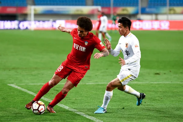 Der Belgische Fußballspieler Axel Witsel Links Von Tianjin Quanjian Kickt — Stockfoto