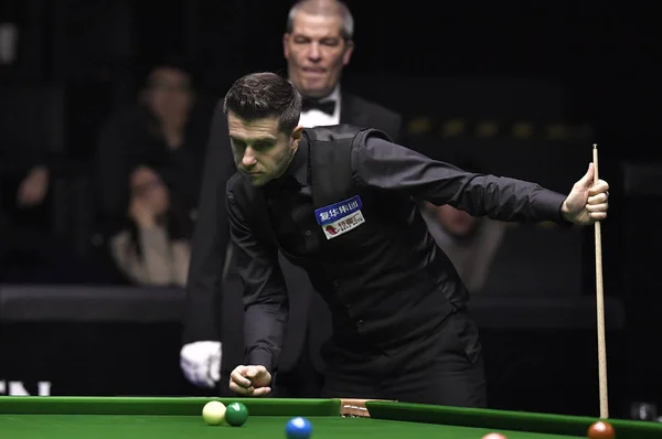 Mark Selby Inglaterra Considera Tiro Kyren Wilson Inglaterra Partido Semifinales — Foto de Stock