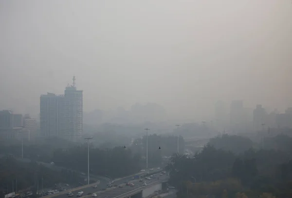 Rascacielos Edificios Oficinas Gran Altura Ven Vagamente Smog Pesado Beijing —  Fotos de Stock