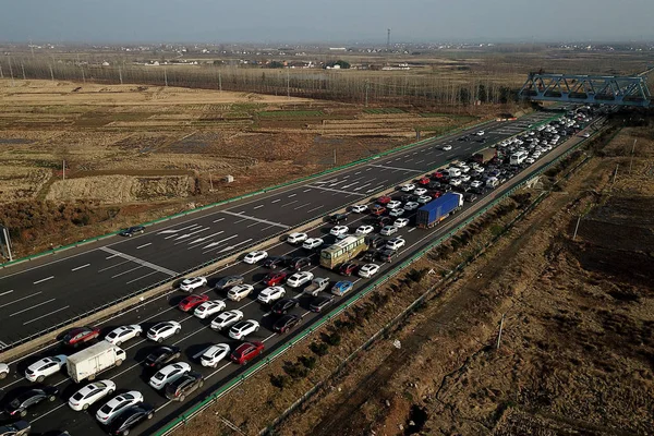 Nesta Vista Aérea Massas Veículos Fazem Fila Uma Expressa Para — Fotografia de Stock