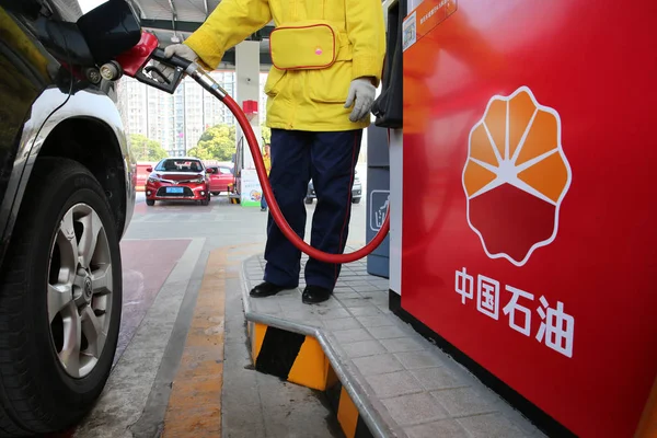 Muncitor Chinez Alimentează Mașină Benzinărie Cnpc China National Petroleum Corporation — Fotografie, imagine de stoc