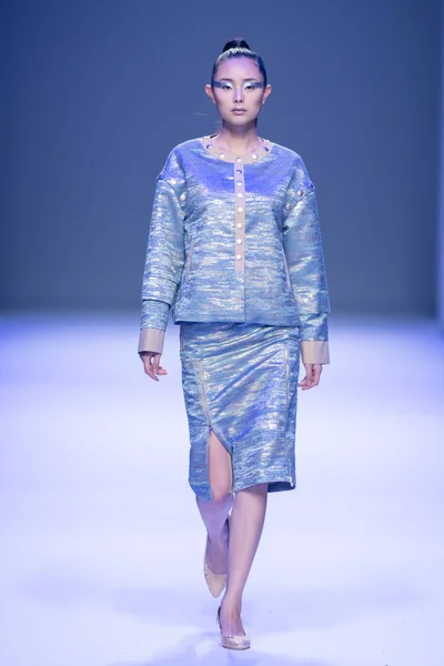 モデルは 上海ファッション週秋 2018 年上海 2018 日の間に Eyensree のファッションショーで新しい創造を表示します — ストック写真