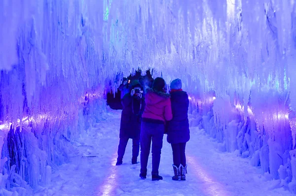 Turistler Çin Kuzeydoğusundaki Jilin Eyaletinin Dunhua Kentindeki Snow Village Yakınlarındaki — Stok fotoğraf