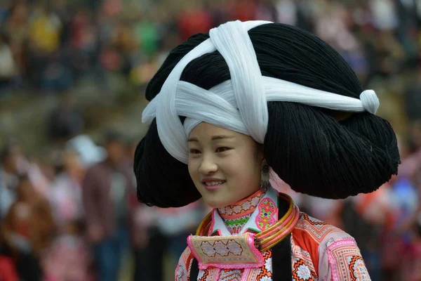 Uma Menina Chinesa Grupo Étnico Miao Participa Festival Tiaohua Cidade — Fotografia de Stock