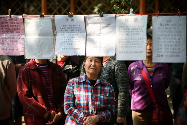 中国父母在中国南方广西壮族自治区南宁市的相亲角展示未婚子女的个人信息 帮助他们寻找女友和男友 — 图库照片