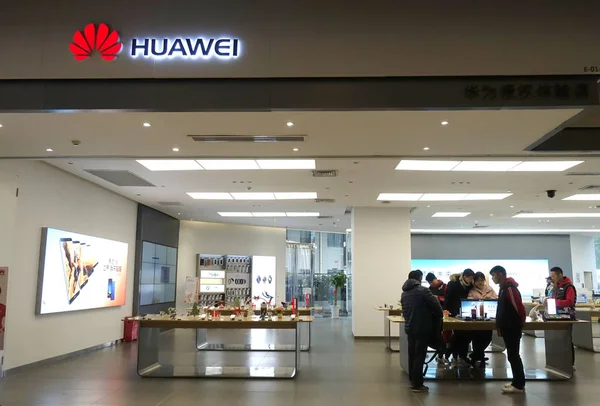 File People Visit Store Huawei Shanghai China January 2018 — стоковое фото
