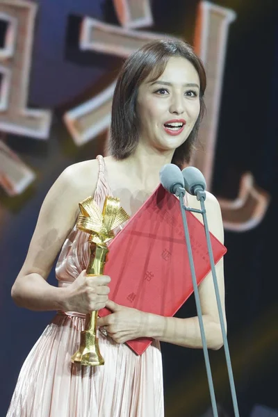 Chinese Actress Tong Liya Poses Trophy Speaks Media Focus Unit — 图库照片