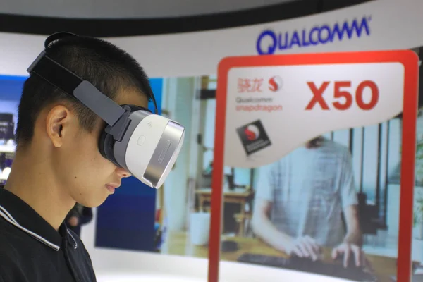 Visitante Prueba Dispositivo Stand Qualcomm Durante Una Exposición Ciudad Guangzhou — Foto de Stock