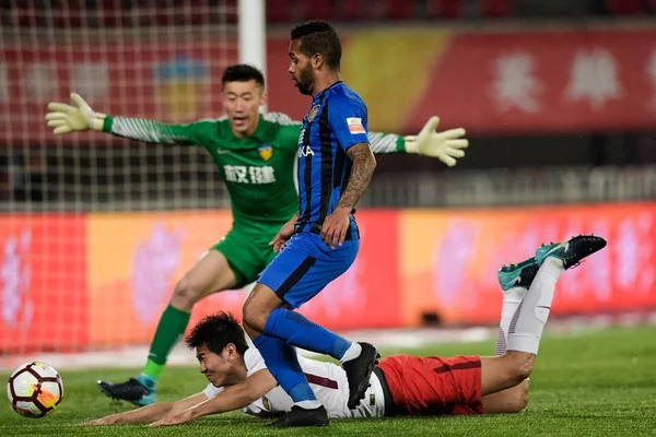 Futebolista Brasileiro Alex Teixeira Jiangsu Suning Chuta Bola Para Atirar — Fotografia de Stock