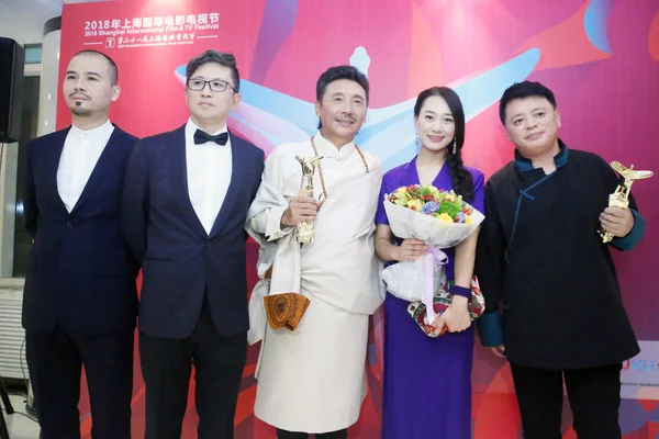 Sonthar そんな Changso の監督は 上海国際映画祭 2018 上海で 2018 回ゴールデン杯賞の授賞式で審査員グランプリ受賞を受け取る — ストック写真