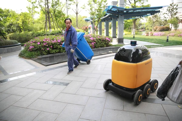 월롱이 중국에서 하나인 Suning Com 회사의 로봇의 소포는 중국의 파일럿 — 스톡 사진