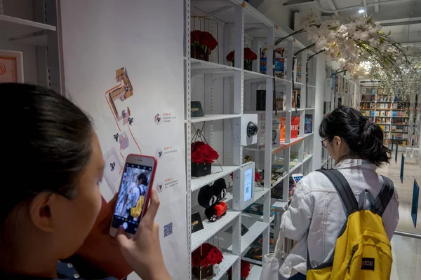 Una Chica China Utiliza Aplicación Pago Móvil Alipay Teléfono Inteligente —  Fotos de Stock