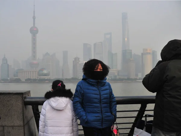 Tourists Wearing Face Masks Air Pollution Visit Bund Huangpu River — Stock Photo, Image