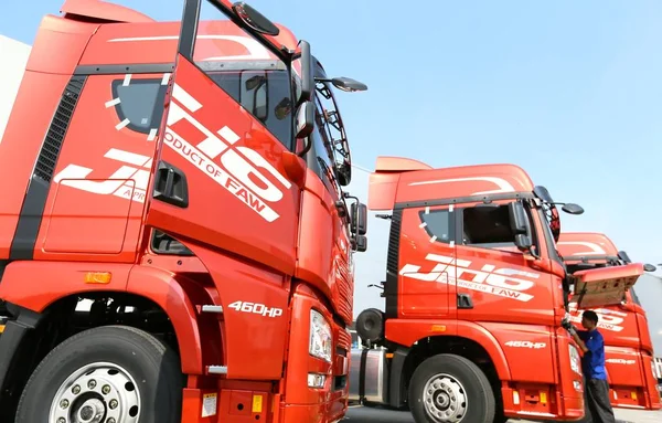 Ein Chinesischer Arbeiter Kontrolliert Lastwagen Fließband Einem Autowerk Von Faw — Stockfoto