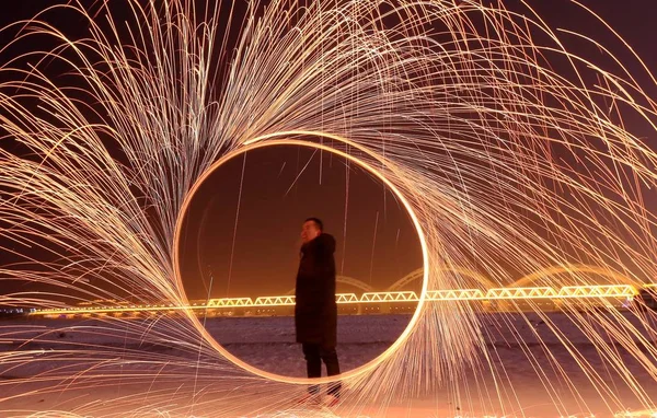 Turista Agita Los Fuegos Artificiales Congelado Río Songhua Ciudad Harbin — Foto de Stock