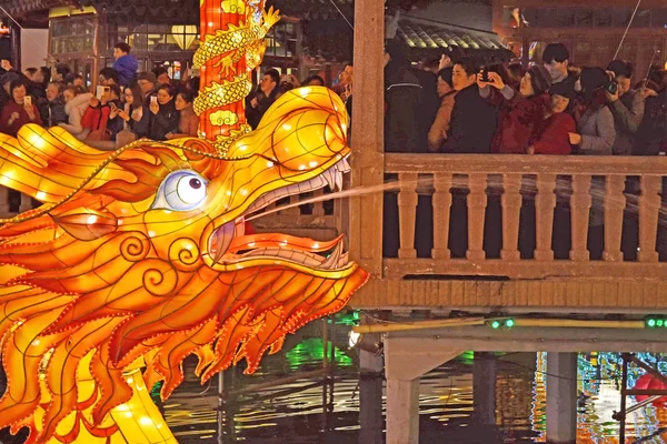 2018年2月17日 在中国上海豫园或豫园 游客们享受庆祝中国农历新年或春节的灯笼和装饰 — 图库照片