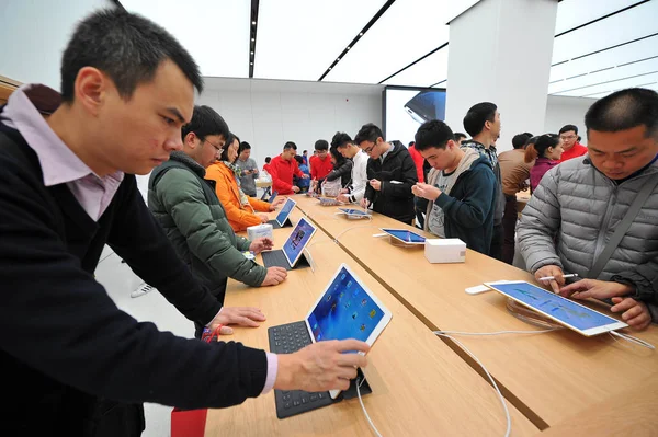 Kipróbál Ipad Tablet Egy Apple Store Nanning City Dél Kína — Stock Fotó