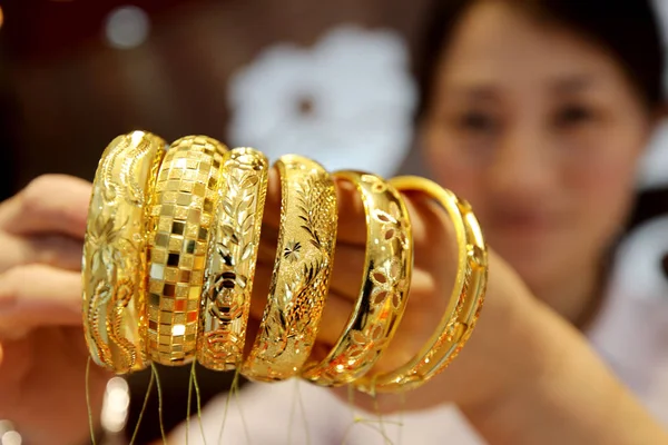 File Employé Chinois Montre Des Bracelets Dans Une Bijouterie Ville — Photo