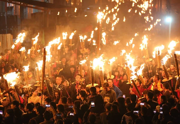 주민들은 중국의 마을에서 2018에는 축제의 퍼레이드에 — 스톡 사진