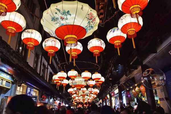 Turistas Desfrutam Lanternas Decorações Para Celebrar Ano Novo Lunar Chinês — Fotografia de Stock