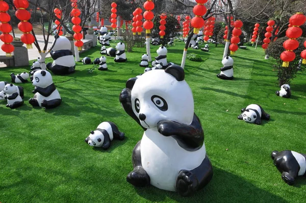 Esculturas Gigantes Panda Exhiben Pequeña Pagoda Del Ganso Salvaje Ciudad — Foto de Stock