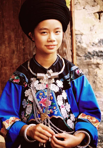 2005年4月8日 中国中部の湖南省西西ツジアとミャオ自治区のフェニックス古代町で 少数民族の衣装を着たツジア族の少女が描かれている — ストック写真