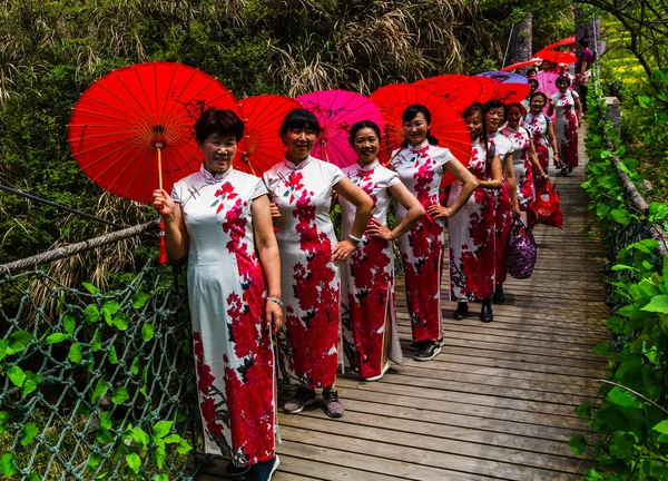 여성들은 중국에서 치파오 라고도 알려져 황산의 마을에 마을에서 꽃밭을 동부의 — 스톡 사진