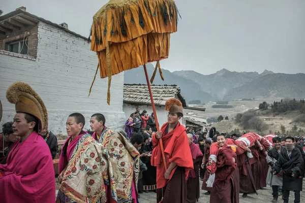 Plik Lamów Carry Ogromny Thangka Buddy Świątyni Langmu Podczas Festiwalu — Zdjęcie stockowe