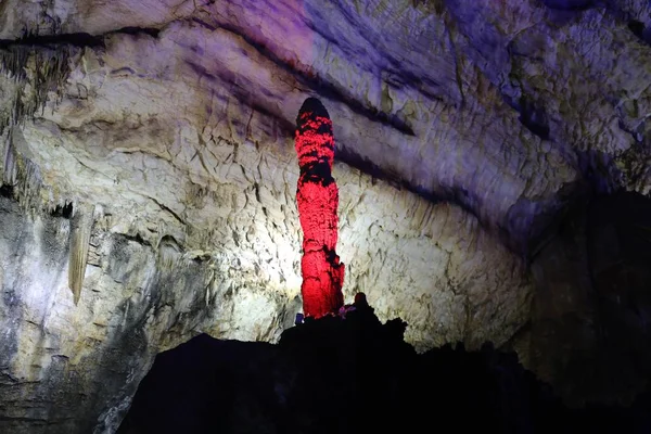 Grotte Zhijin Est Illuminée Par Des Lumières Colorées Dans Comté — Photo