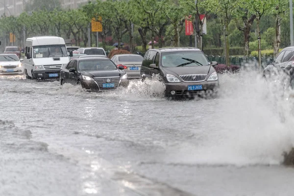 上海の豪雨で洪水の道路を車が運転する 2018年4月23日 — ストック写真