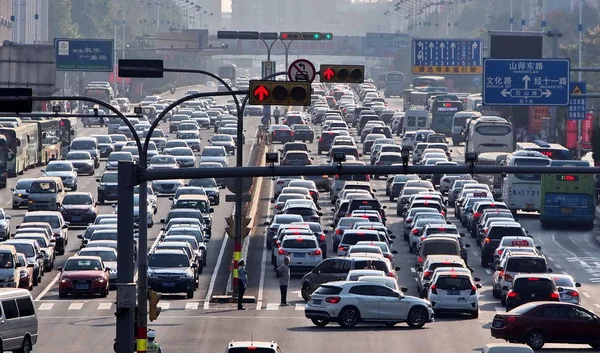 2016年9月22日 中国東部山東省の江南市のラッシュアワーの間 交通渋滞の中 大量の車両が通りをゆっくりと移動する — ストック写真