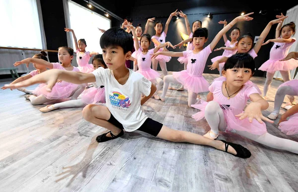 2018年6月24日 在中国东部安徽省博州市的一个培训中心 中国女孩和男孩正在学习舞蹈技巧 — 图库照片