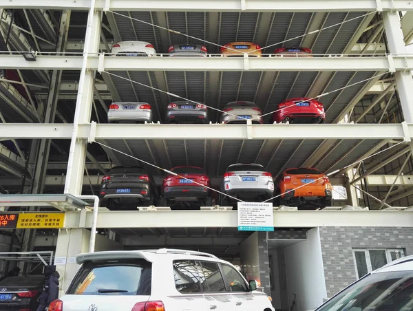 Kínai Vezetők Várakozási Sorba Park Autó Egy Automatizált Halmozott Parkolóban — Stock Fotó
