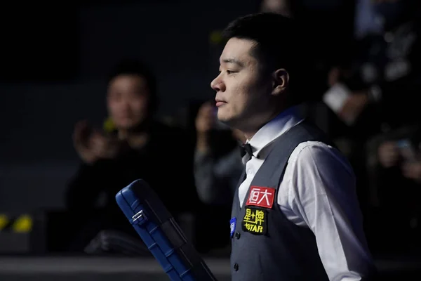 中国の丁俊暉 2018 世界スヌーカー中国オープンで北京 2018 日の間に彼らの第 ラウンドの試合でイングランドの Kyren ウィルソンにショットを考慮します — ストック写真