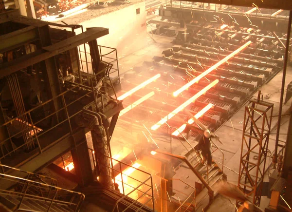 Trabajador Chino Trabaja Una Planta Siderúrgica Hbis Hebei Iron Steel — Foto de Stock