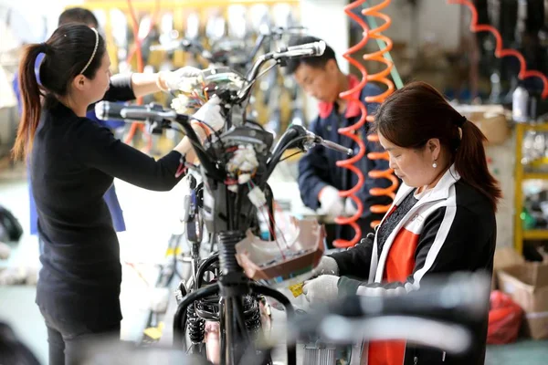 中国人労働者は中国東部の江蘇省 2018 日安市の工場で電動自転車を製造します — ストック写真