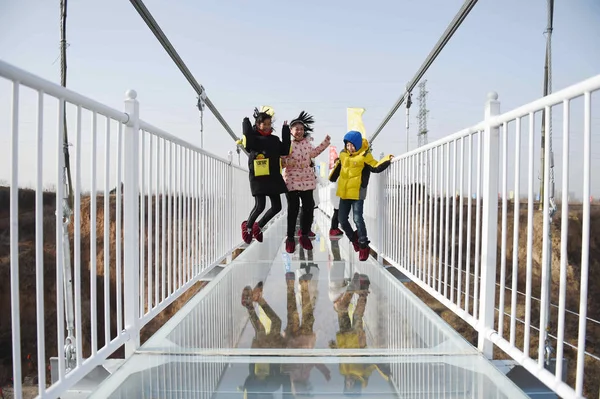 Los Visitantes Posan Para Las Fotos Puente Cristal 138 Metros Imágenes de stock libres de derechos