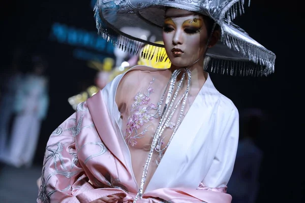 Κινεζικά Μοντέλα Εμφανίζονται Νέες Δημιουργίες Στο Μακιγιάζ Maogeping Show Θέμα — Φωτογραφία Αρχείου