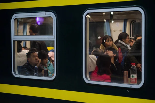 Passageiros Chineses São Retratados Trem Estação Ferroviária Shenzhendong Durante Corrida — Fotografia de Stock