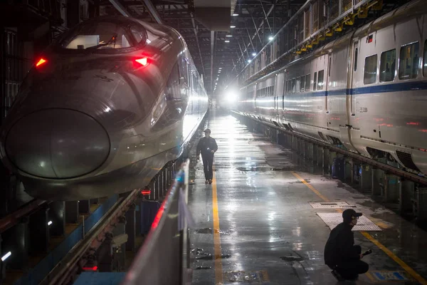 Trabalhadores Chineses Verificam Trens Bala Crh China Railway Alta Velocidade — Fotografia de Stock