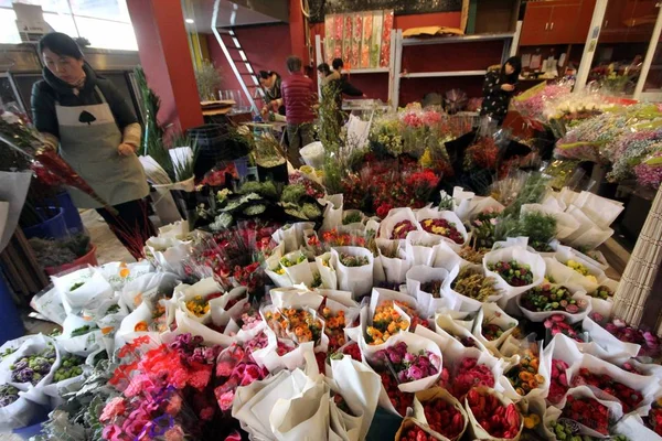 2018년 장쑤성 난징시에서 여성의 꽃시장에서 준비하고 — 스톡 사진