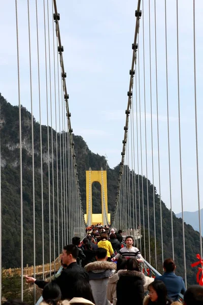 Turistas Caminham Ponte Fundo Vidro Mais Alta China Nas Montanhas — Fotografia de Stock