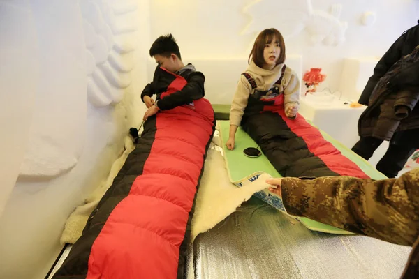 Dos Turistas Están Sacos Dormir Una Habitación Dentro Del Hotel — Foto de Stock
