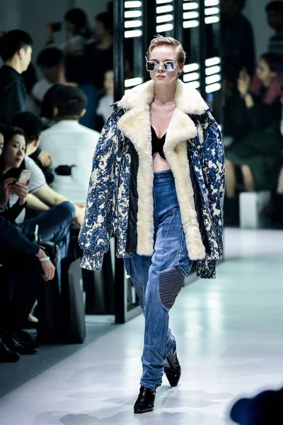 Een Model Toont Een Nieuwe Creatie Fashion Show Van Jinnnn — Stockfoto