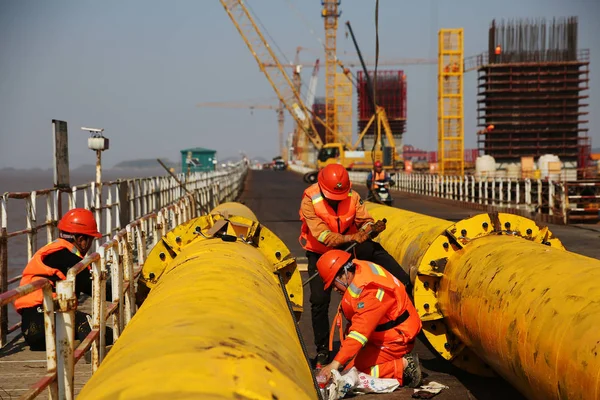 Čínská Dělnická Práce Staveništi Jušského Mostu Odbočky Linku Měst Ningbo — Stock fotografie
