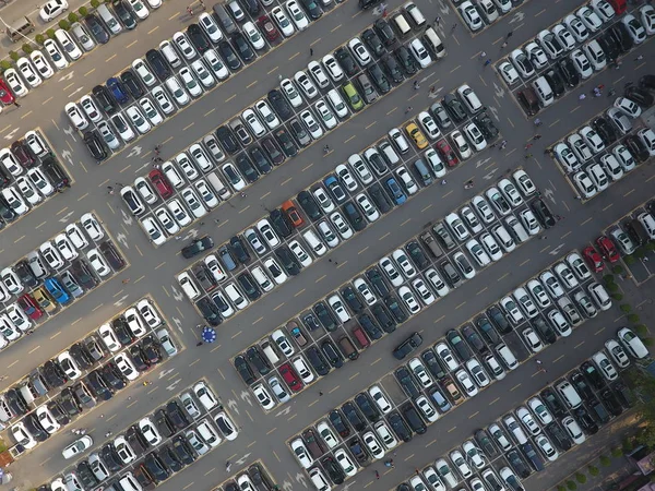 Luftaufnahme Von Fahrzeugen Die Auf Einem Parkplatz Des Ersten Angegliederten — Stockfoto