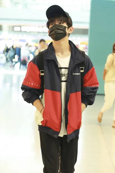 Jackson Yee Yangqianxi Del Grupo Chicos Chinos Tfboys Representa Aeropuerto — Foto de Stock