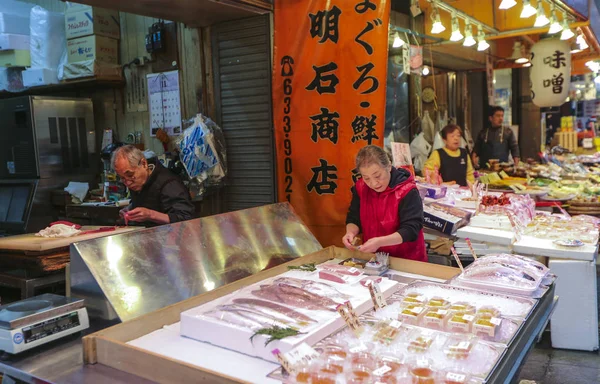 Ägare Arbetar Färsk Fisk Och Skaldjur Butik Kuromon Ichiba Marknaden — Stockfoto