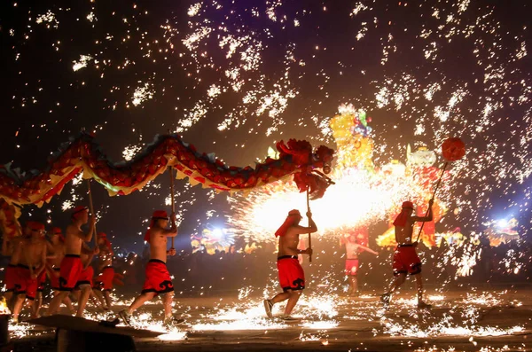 Artister Utför Dragon Dance Som Gnistor Skapad Smält Järnvatten Var — Stockfoto