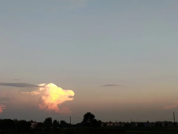 Nubes Forma Águila Enrojecen Atardecer Cielo Sobre Ciudad Xiaogan Provincia — Foto de Stock